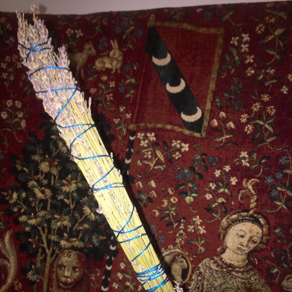 Handmade natural organic lavender smudge wand in large smoke cleansing decor - Picture 1 of 3